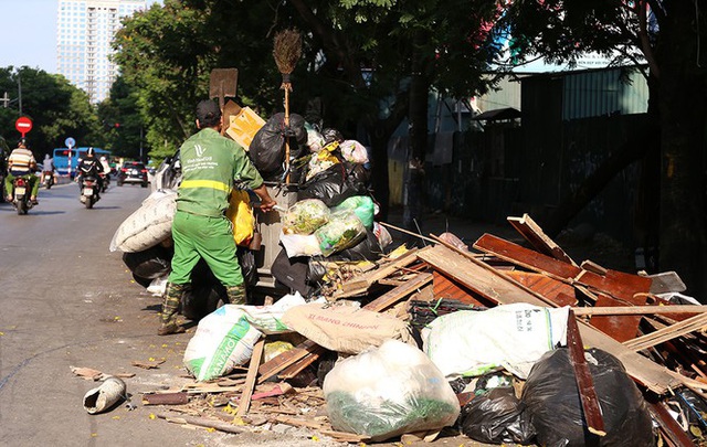 Lao công vật lộn với rác thải ùn ứ, chất đống ở Hà Nội - Ảnh 7.