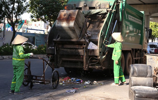 Lao công vật lộn với rác thải ùn ứ, chất đống ở Hà Nội - Ảnh 9.