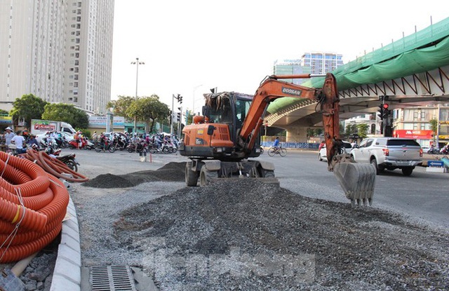 Từ thiết kế đến hiện trường thi công cầu vượt thép 560 tỷ đồng ở Hà Nội - Ảnh 9.