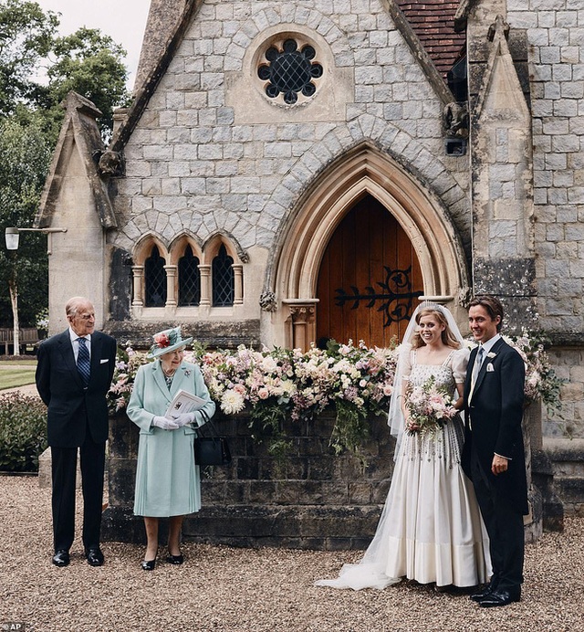 Công chúa nước Anh công bố ảnh kết hôn chính thức, vương miện và váy cưới gây chú ý hơn cả, nhắc khéo về cách cư xử của Meghan Markle  - Ảnh 2.