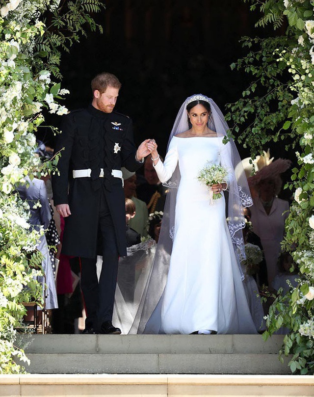 Công chúa nước Anh công bố ảnh kết hôn chính thức, vương miện và váy cưới gây chú ý hơn cả, nhắc khéo về cách cư xử của Meghan Markle  - Ảnh 5.