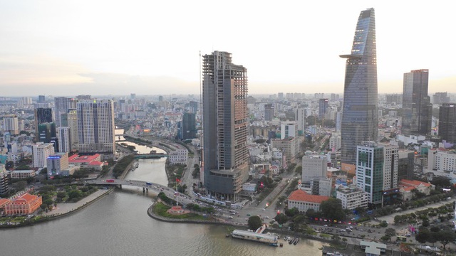 Cận cảnh cao ốc đắp chiếu, làm xấu bộ mặt trung tâm Sài Gòn - Ảnh 1.