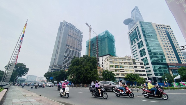 Cận cảnh cao ốc đắp chiếu, làm xấu bộ mặt trung tâm Sài Gòn - Ảnh 2.