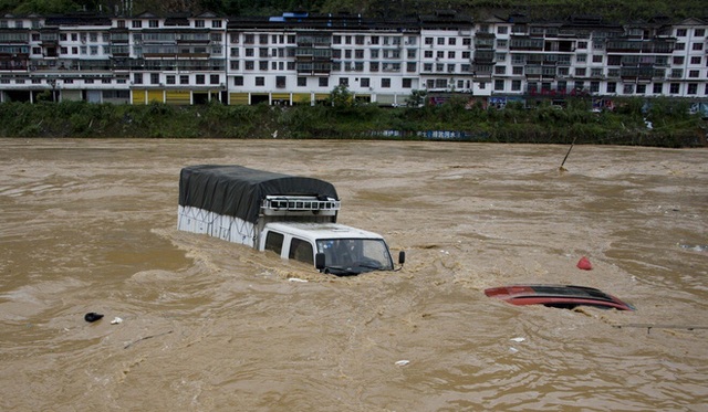 Mưa rơi như trút, lũ lụt kinh hoàng: Hé lộ thứ tiếp tay cho thảm họa thiên nhiên tại TQ - Ảnh 1.