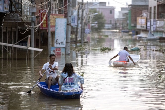  COVID-19 vừa ngớt, lũ lụt lại tấn công; người sống gần hồ Bà Dương (TQ) bức xúc vì con đê đậu phụ - Ảnh 3.
