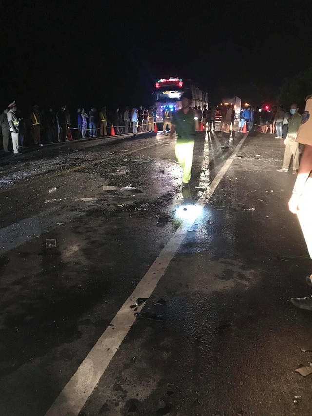  Hiện trường kinh hoàng vụ tai nạn giữa ô tô 16 chỗ và xe tải khiến 8 người tử vong lúc rạng sáng - Ảnh 1.