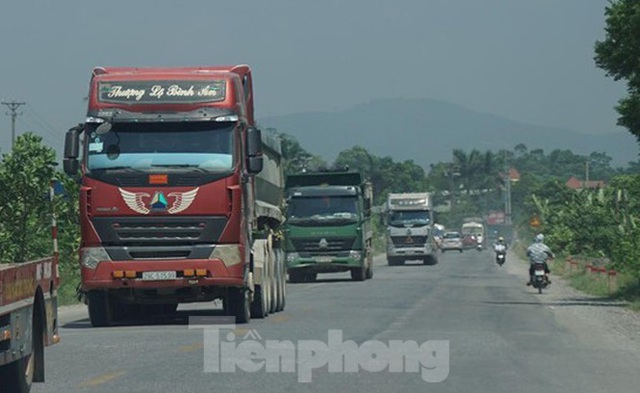 Hàng loạt xe tải hổ vồ vượt chốt CSGT vùng ven phía Tây Hà Nội - Ảnh 1.