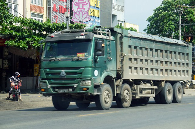 Hàng loạt xe tải hổ vồ vượt chốt CSGT vùng ven phía Tây Hà Nội - Ảnh 2.