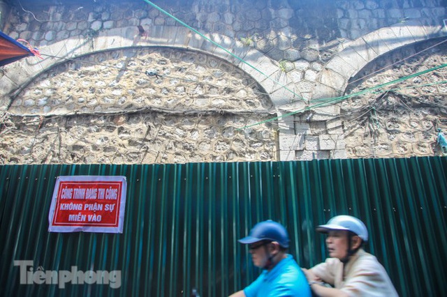 Bắt đầu đục thông tiếp 5 vòm cầu đá ‘trăm tuổi’ trên phố Phùng Hưng - Ảnh 1.