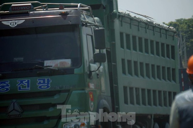 Hàng loạt xe tải hổ vồ vượt chốt CSGT vùng ven phía Tây Hà Nội - Ảnh 3.