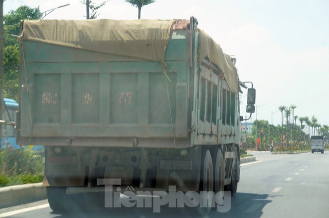 Hàng loạt xe tải hổ vồ vượt chốt CSGT vùng ven phía Tây Hà Nội - Ảnh 4.