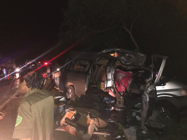  Hiện trường kinh hoàng vụ tai nạn giữa ô tô 16 chỗ và xe tải khiến 8 người tử vong lúc rạng sáng - Ảnh 6.