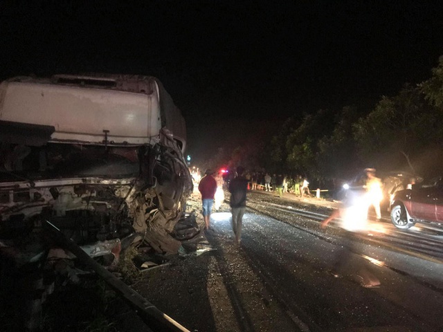 Hiện trường kinh hoàng vụ tai nạn giữa ô tô 16 chỗ và xe tải khiến 8 người tử vong lúc rạng sáng - Ảnh 7.