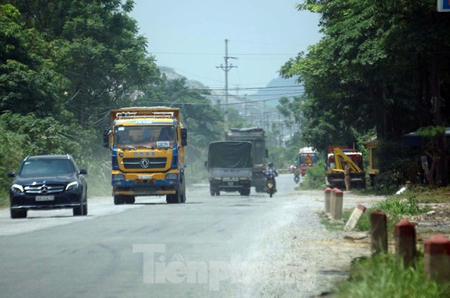 Hàng loạt xe tải hổ vồ vượt chốt CSGT vùng ven phía Tây Hà Nội - Ảnh 7.