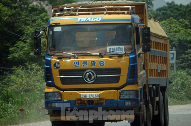 Hàng loạt xe tải hổ vồ vượt chốt CSGT vùng ven phía Tây Hà Nội - Ảnh 8.