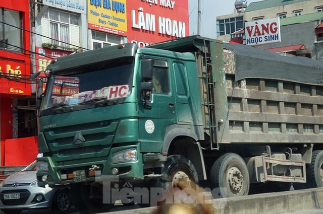 Hàng loạt xe tải hổ vồ vượt chốt CSGT vùng ven phía Tây Hà Nội - Ảnh 9.