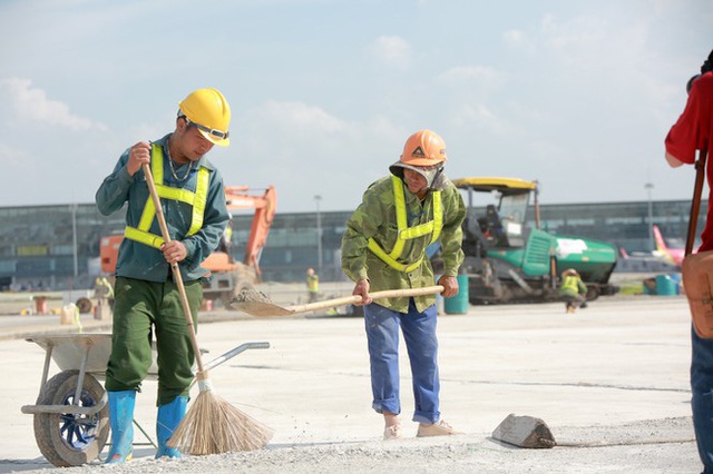 Đại công trường hơn 2000 tỷ cải tạo đường băng sân bay Quốc tế Nội Bài - Ảnh 2.