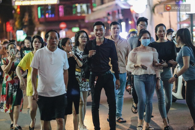 Kinh tế đêm ở phố Tây Sài Gòn đang cầu cứu: Nhân viên... năn nỉ khách Việt vào quán, cầm cự vượt qua khủng hoảng - Ảnh 5.