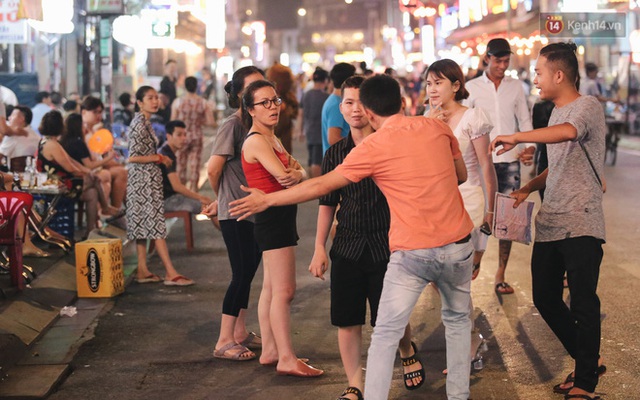 Kinh tế đêm ở phố Tây Sài Gòn đang cầu cứu: Nhân viên... năn nỉ khách Việt vào quán, cầm cự vượt qua khủng hoảng - Ảnh 7.