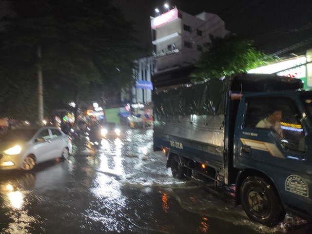 Cửa ngõ Sài Gòn chìm trong biển nước sau cơn mưa lớn - Ảnh 2.