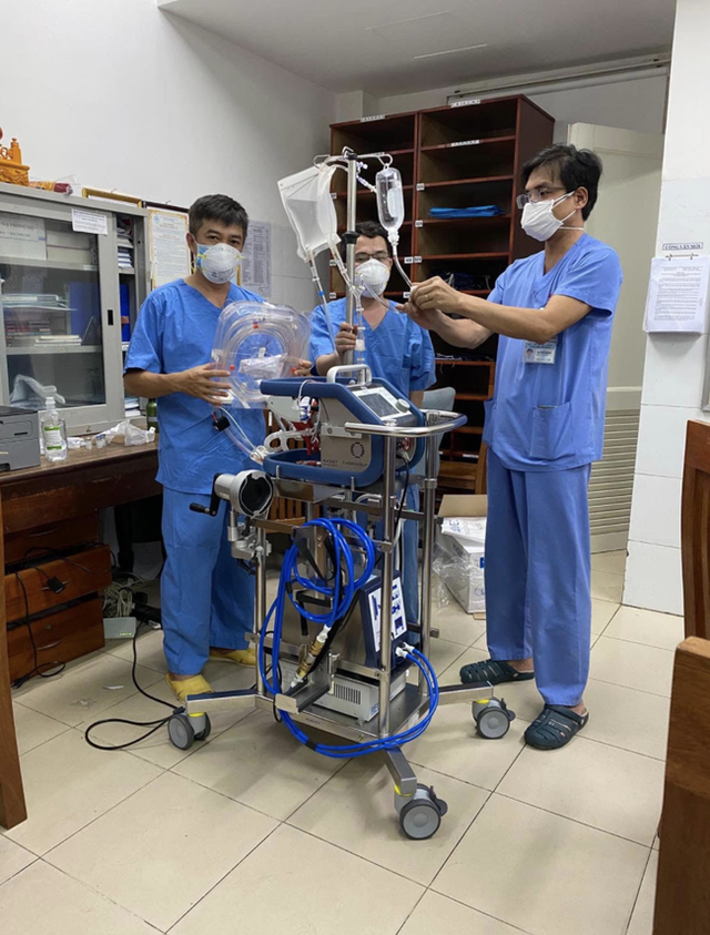 Ekip bác sĩ Bệnh viện Chợ Rẫy tức tốc ra Đà Nẵng hỗ trợ điều trị cho bệnh nhân 416 nhiễm COVID-19 - Ảnh 2.