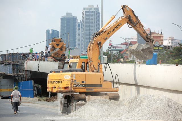 Cận cảnh cầu vượt nút giao thông Nguyễn Văn Huyên - Hoàng Quốc Việt sắp thông xe - Ảnh 5.