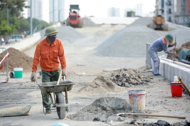 Cận cảnh cầu vượt nút giao thông Nguyễn Văn Huyên - Hoàng Quốc Việt sắp thông xe - Ảnh 9.