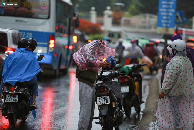 Cửa ngõ Đà Lạt ùn tắc kéo dài, hàng trăm ôtô nhúc nhích từng chút trong cơn mưa chiều - Ảnh 2.