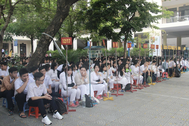 Toàn bộ học sinh Đà Nẵng thi tốt nghiệp THPT được rà soát sức khỏe, sẵn sàng bàn ghế giãn cách - Ảnh 1.
