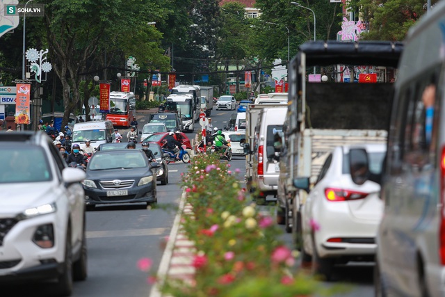 Cửa ngõ Đà Lạt ùn tắc kéo dài, hàng trăm ôtô nhúc nhích từng chút trong cơn mưa chiều - Ảnh 11.