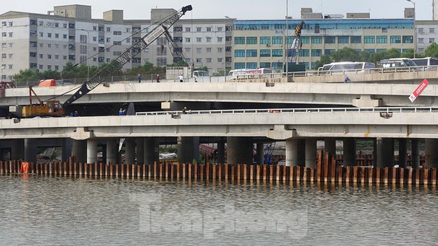 Cận cảnh cầu vượt hồ 314 tỷ đồng sắp hoàn thành ở Hà Nội - Ảnh 3.