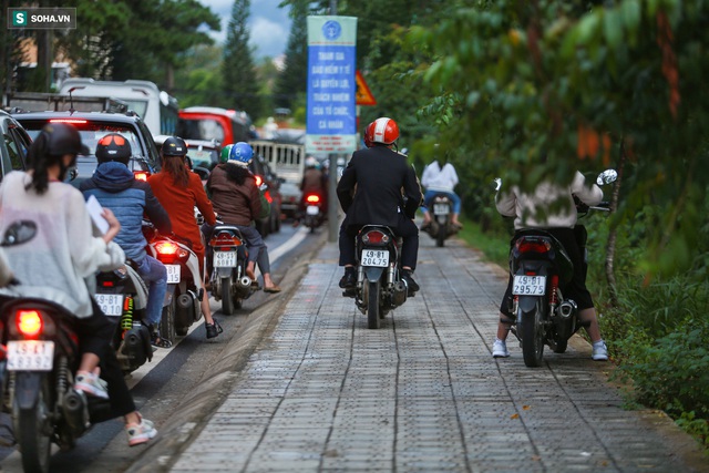 Cửa ngõ Đà Lạt ùn tắc kéo dài, hàng trăm ôtô nhúc nhích từng chút trong cơn mưa chiều - Ảnh 10.