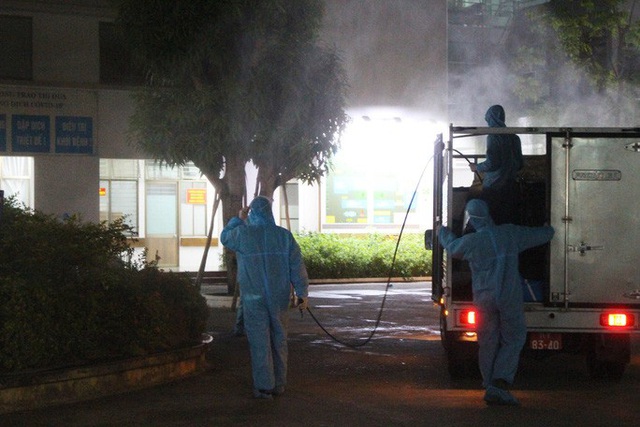  Chùm ảnh: Phun thuốc tiêu độc hai bệnh viện tại Đà Nẵng trong đêm  - Ảnh 4.
