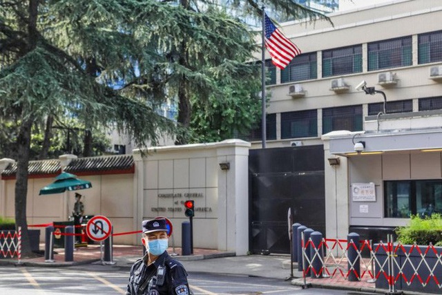 Những hình ảnh cuối tại lãnh sự quán Mỹ ở Thành Đô trước khi cờ Mỹ bị hạ xuống - Ảnh 5.