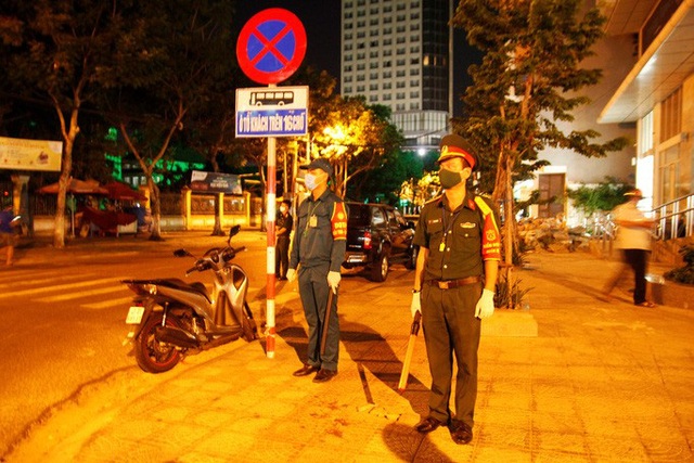  Chùm ảnh: Phun thuốc tiêu độc hai bệnh viện tại Đà Nẵng trong đêm  - Ảnh 7.