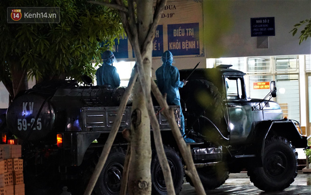 Clip, ảnh: Binh chủng hóa học tiêu độc đường phố và 2 bệnh viện có ca nhiễm Covid-19 ở Đà Nẵng - Ảnh 9.