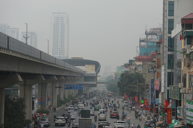 Bầu trời Hà Nội lại mù mịt dù đã giữa trưa, chất lượng không khí nhiều nơi ở mức tím - rất có hại cho sức khỏe - Ảnh 1.