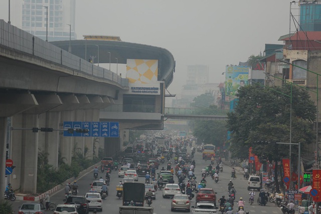 Bầu trời Hà Nội lại mù mịt dù đã giữa trưa, chất lượng không khí nhiều nơi ở mức tím - rất có hại cho sức khỏe - Ảnh 2.