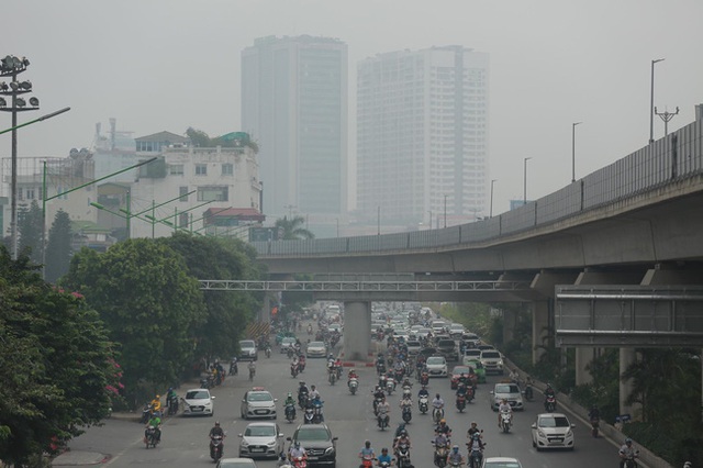 Bầu trời Hà Nội lại mù mịt dù đã giữa trưa, chất lượng không khí nhiều nơi ở mức tím - rất có hại cho sức khỏe - Ảnh 3.