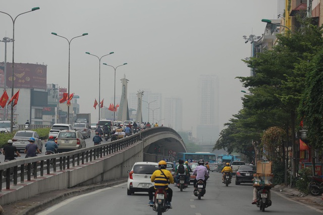 Bầu trời Hà Nội lại mù mịt dù đã giữa trưa, chất lượng không khí nhiều nơi ở mức tím - rất có hại cho sức khỏe - Ảnh 4.