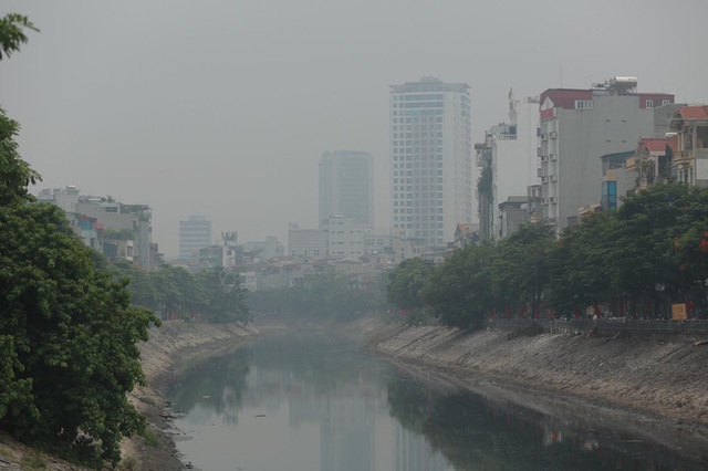 Bầu trời Hà Nội lại mù mịt dù đã giữa trưa, chất lượng không khí nhiều nơi ở mức tím - rất có hại cho sức khỏe - Ảnh 5.