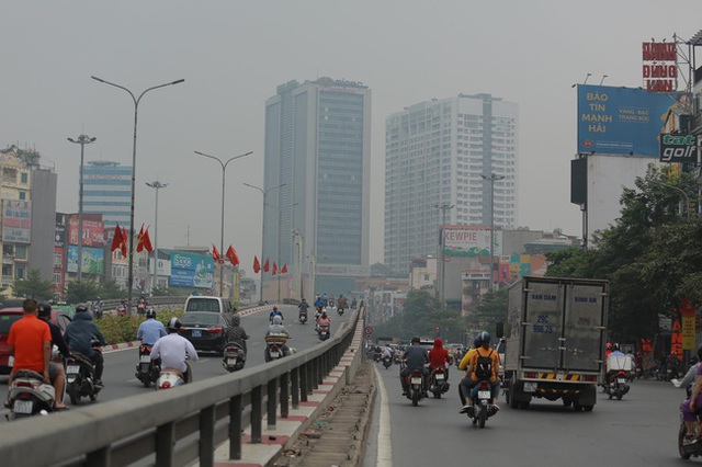 Bầu trời Hà Nội lại mù mịt dù đã giữa trưa, chất lượng không khí nhiều nơi ở mức tím - rất có hại cho sức khỏe - Ảnh 6.