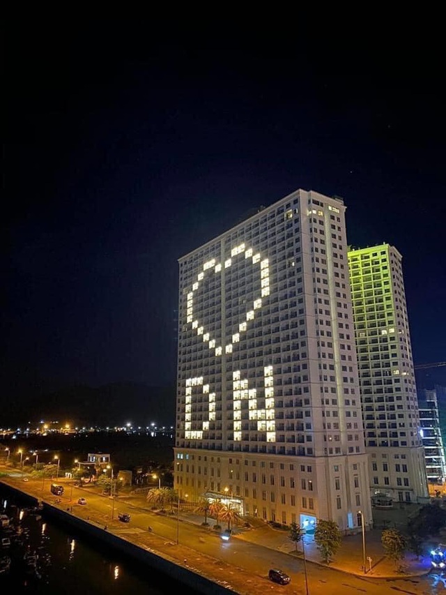 Nhiều khách sạn tại Đà Nẵng thả tim trên những tòa nhà, thể hiện tinh thần chống Covid-19 - Ảnh 3.