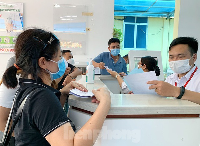 Bệnh viện ở Hà Nội đề phòng lây nhiễm COVID-19 thế nào? - Ảnh 11.