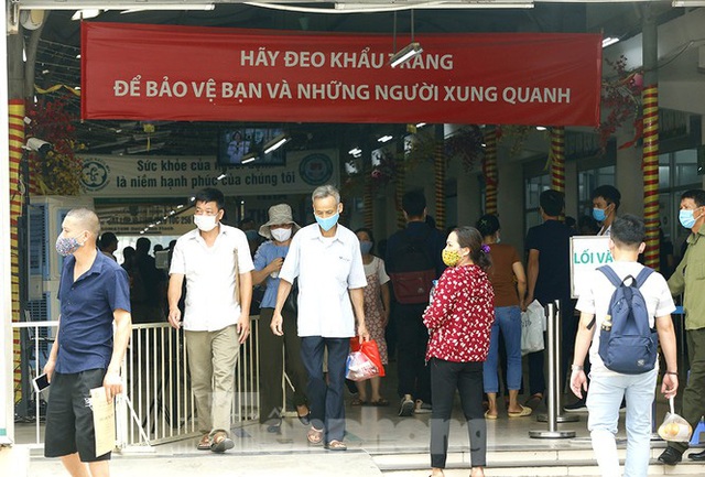 Bệnh viện ở Hà Nội đề phòng lây nhiễm COVID-19 thế nào? - Ảnh 4.