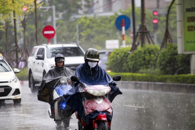  Video: Hà Nội đón cơn mưa vàng ngắn ngủi giải nhiệt sau nhiều ngày nắng nóng - Ảnh 1.