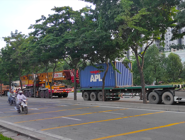 Nhiều tuyến đường ở Sài Gòn bị xe container chiếm dụng ngày đêm - Ảnh 1.