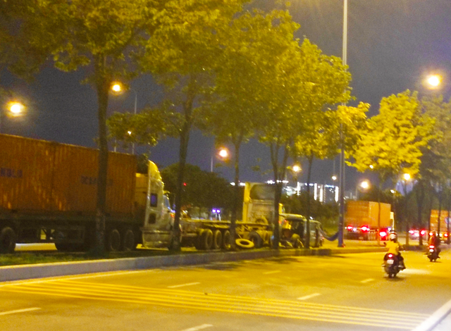 Nhiều tuyến đường ở Sài Gòn bị xe container chiếm dụng ngày đêm - Ảnh 2.