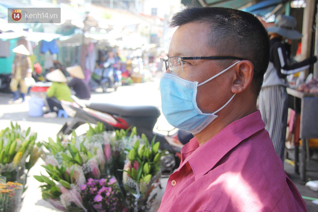 Người Sài Gòn nhắc nhau đeo khẩu trang nơi công cộng, bình tĩnh khi có ca nhiễm mới: Có chung tay thì mới đẩy lùi được dịch bệnh - Ảnh 11.