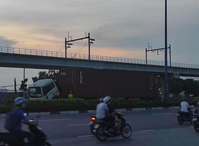 Nhiều tuyến đường ở Sài Gòn bị xe container chiếm dụng ngày đêm - Ảnh 3.